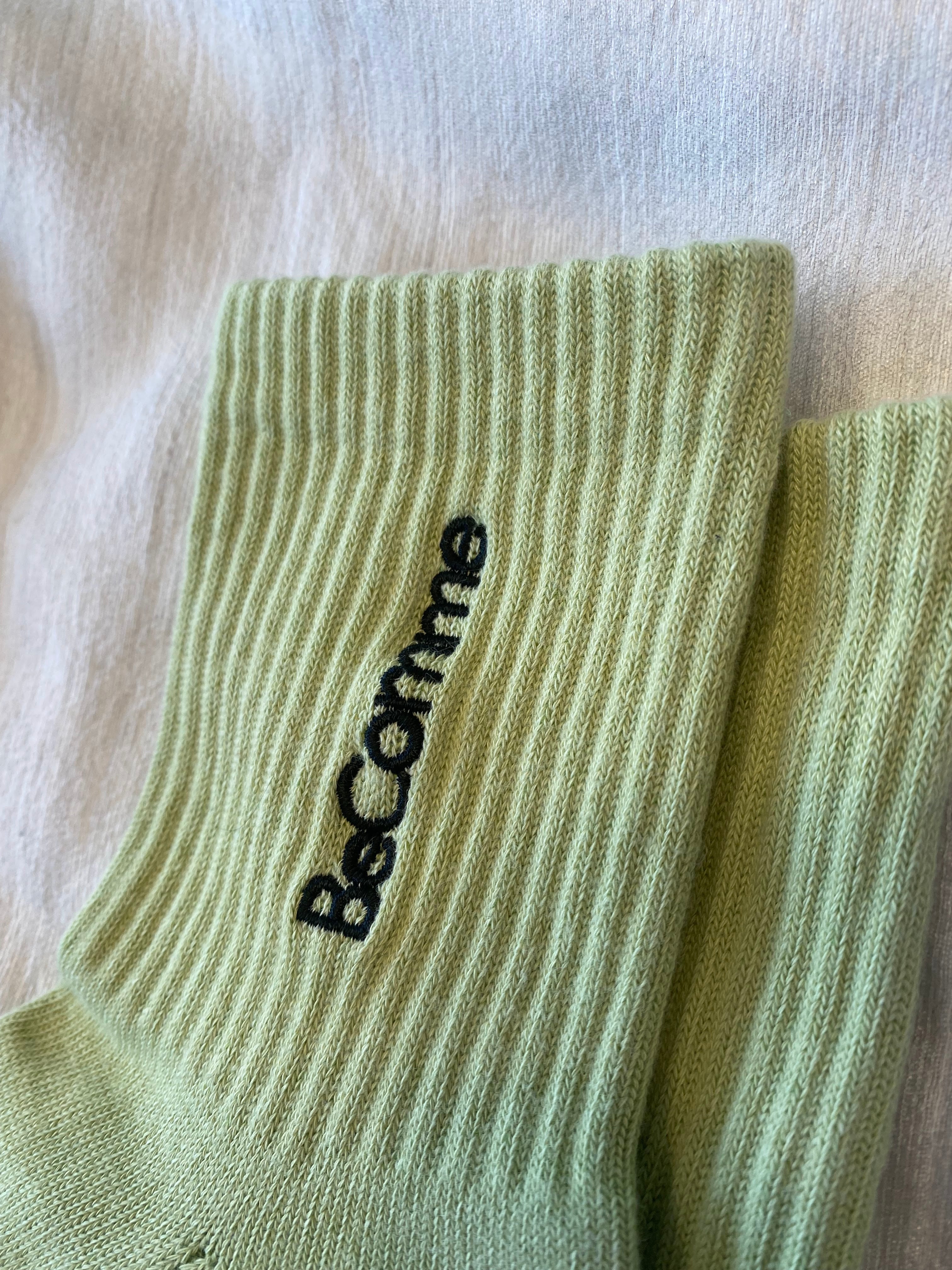 ビーコムのつながる靴下　文字ロゴ　ソフトグリーンカラー